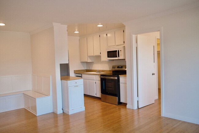 Building Photo - Bright and Spacious 2 Bed/ 2 Bath with Private Balcony, Views, In Unit Laundry and Parking in the...