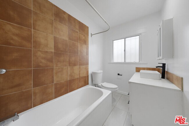 Building Photo - 235 Joy St