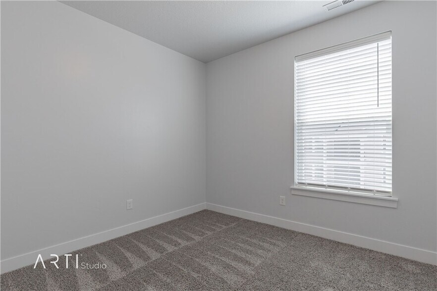 Bedroom - 1813 W Newcastle Ln