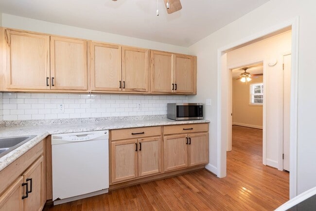 Building Photo - Gorgeous Three Bedroom Home!