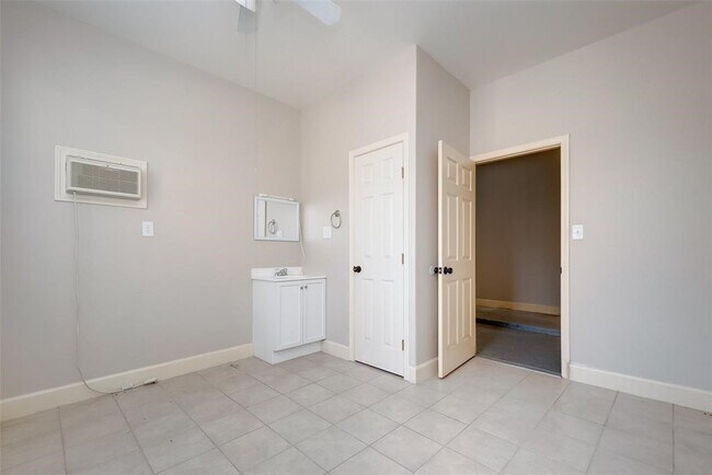 Building Photo - 34 N Longsford Cir