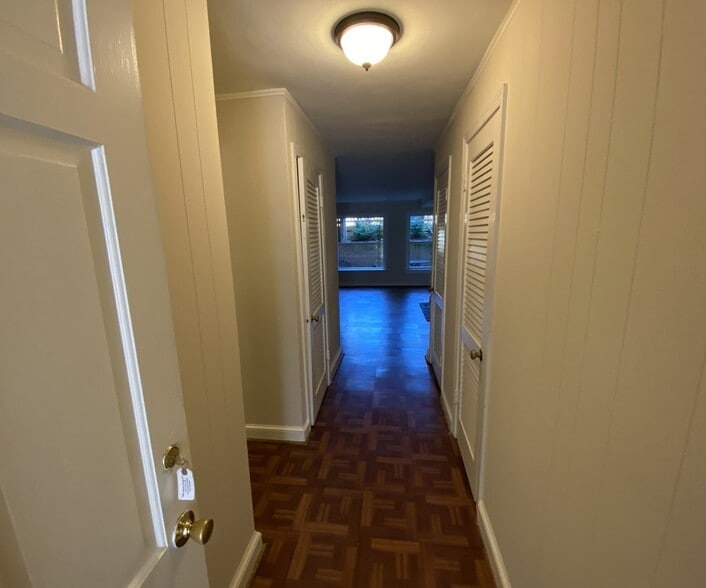 Building Photo - 412 4th St SE