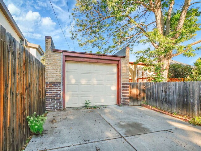Building Photo - $2,295.00, 1 Bed, 1 Bath Home in Denver