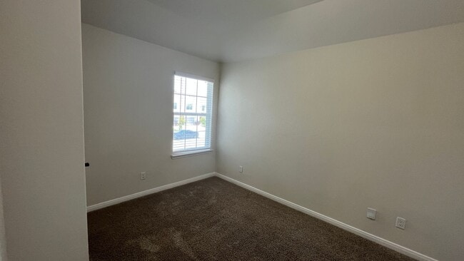 Building Photo - Lynwood Village Townhome - Move-in Ready