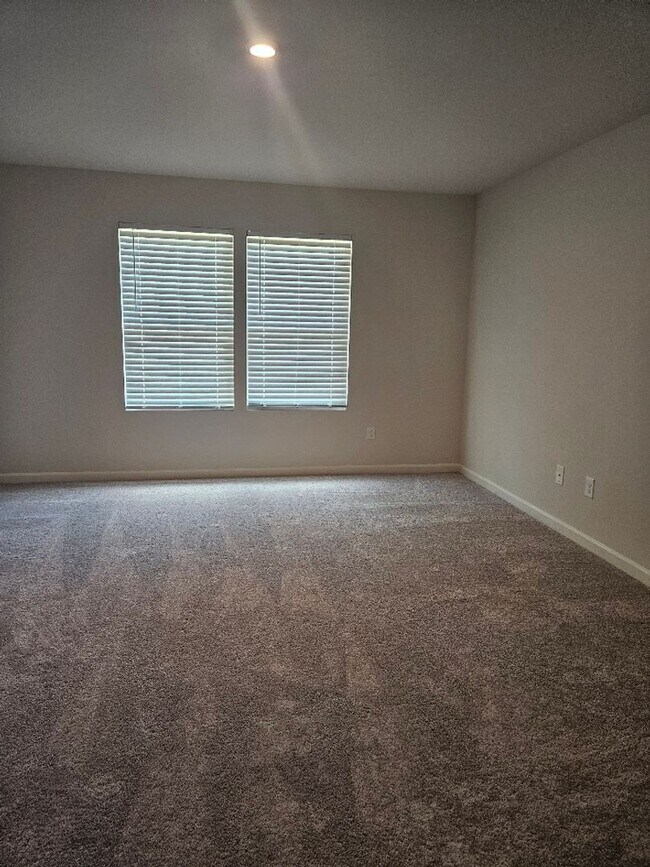 Building Photo - Brand New 4BD/2BA Home on Quiet Cul-de-Sac...