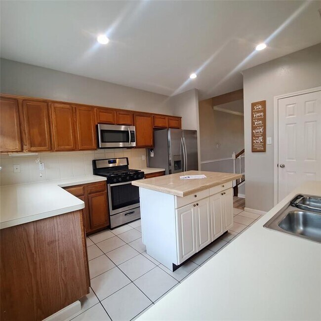 Building Photo - 1365 El Camino Village Dr