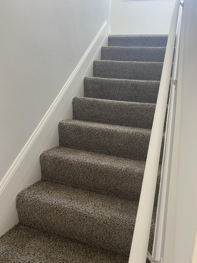 Building Photo - 400 Maple Ln