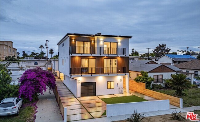 Building Photo - 1525 S Carmelina Ave