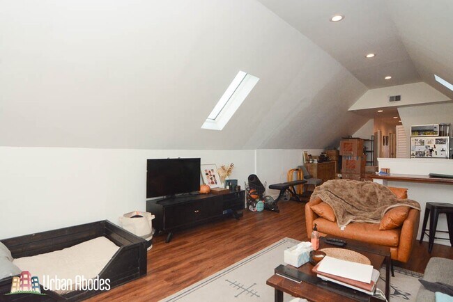 Building Photo - 3031 N Hamlin Ave