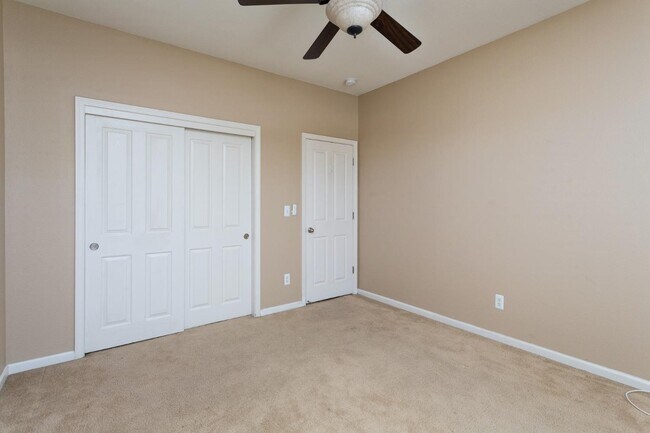 Building Photo - 1120 E Sawgrass Ave