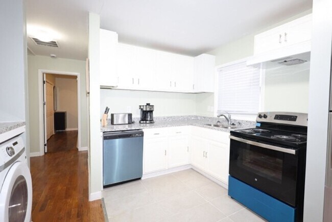 Building Photo - 2202 Dering Cir NE