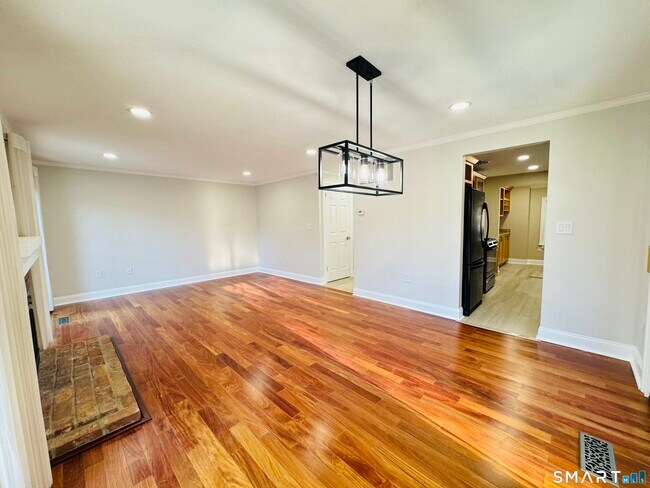 Building Photo - 2 Highland Square