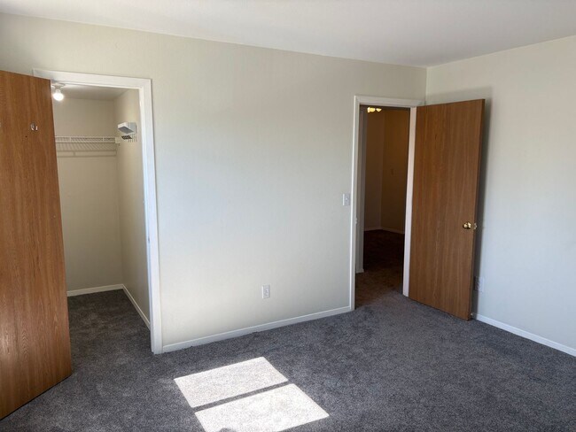 Building Photo - 1 Bed 1 Bath Condo With Large Covered Balcony & Community Pool.