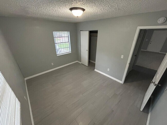 Building Photo - Spacious 5 Bedroom Home forRent in Tampa