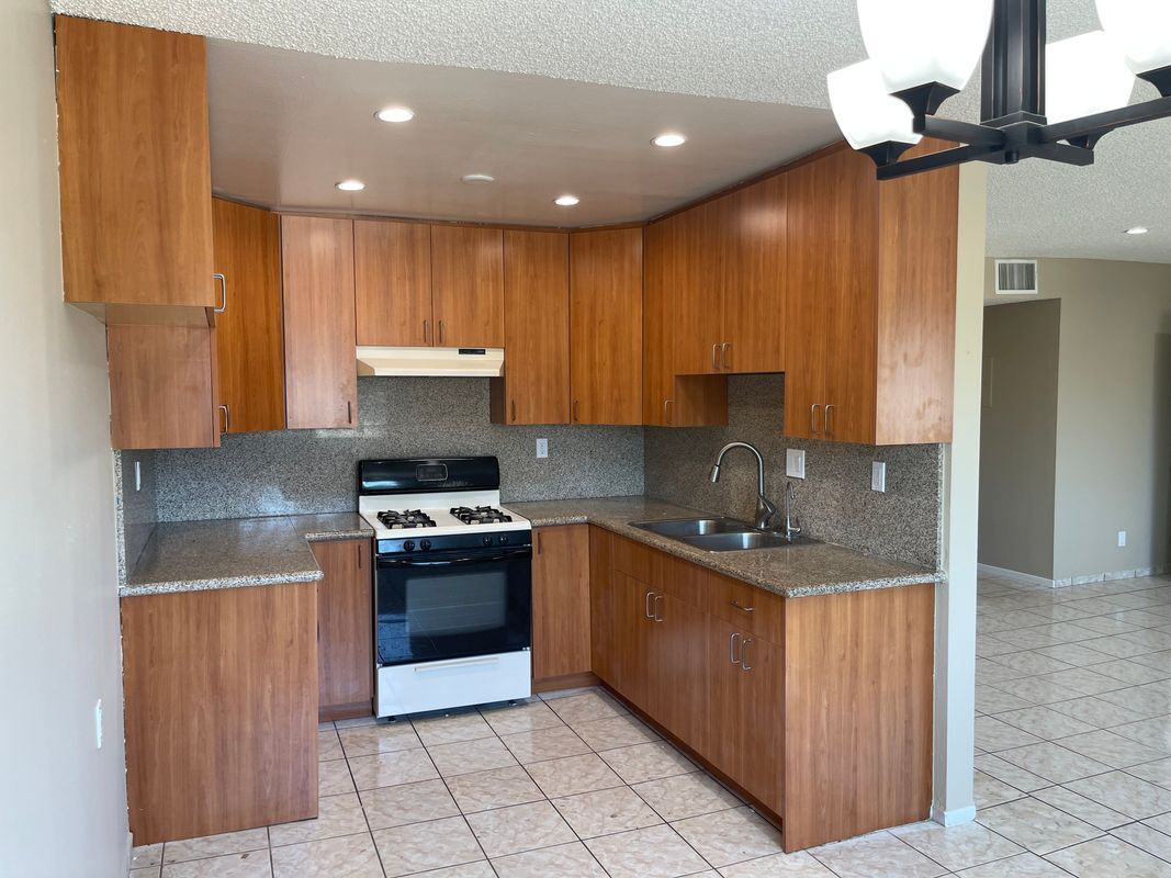 Building Photo - 434 E Tujunga Ave