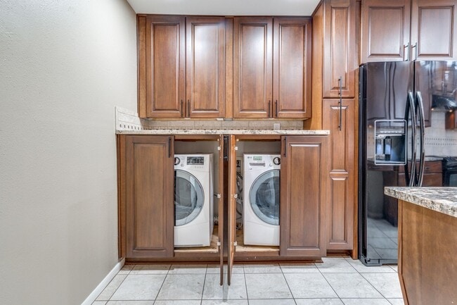 Building Photo - UPDATED 2-BEDROOM TOWNHOME IN MIDTOWN