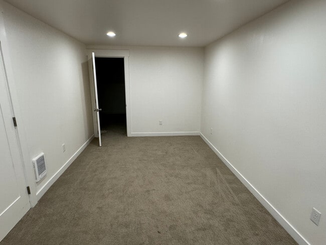 Building Photo - 2112 Sunset Dr W