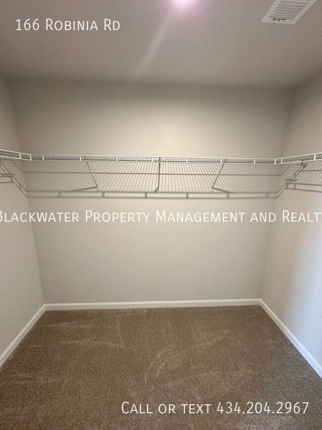 Building Photo - 166 Robinia Rd