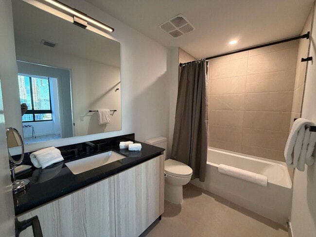 Building Photo - 225 N Miami Ave