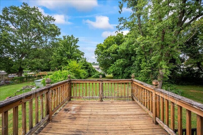 Building Photo - 2135 Thomas Ave