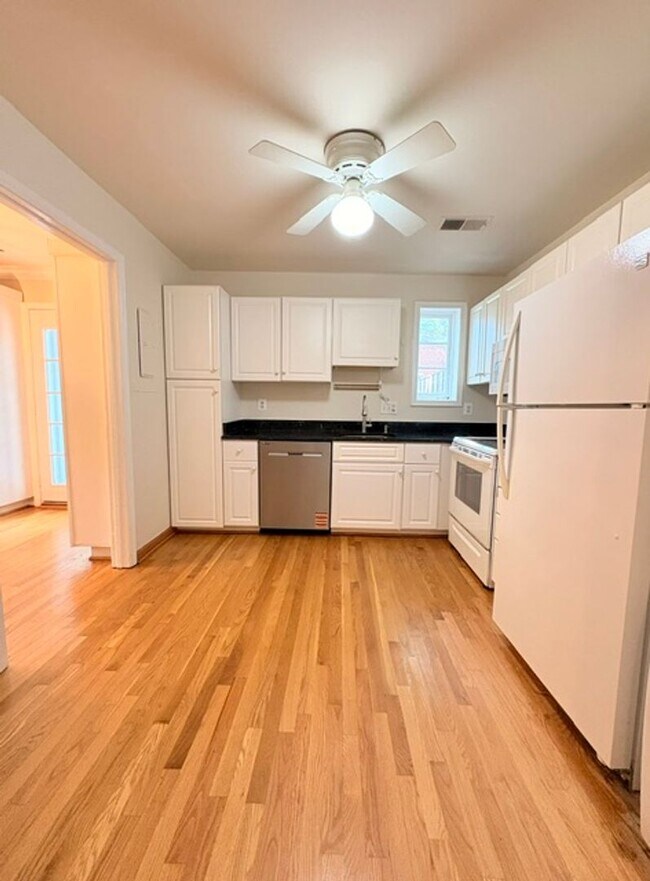 Building Photo - 6718 Kenwood Forest Ln
