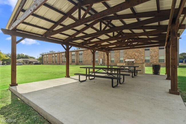 Building Photo - 3 br, 1.5 bath Apartment - Cleburne Plaza C