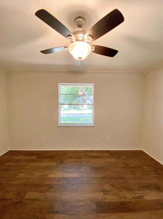 Building Photo - Move-in Ready 3 bed/ 2 bath home in Town S...