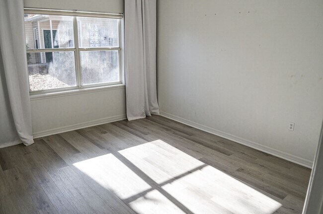 Building Photo - Stunning 1 bedroom 1 bath condo in The Gables