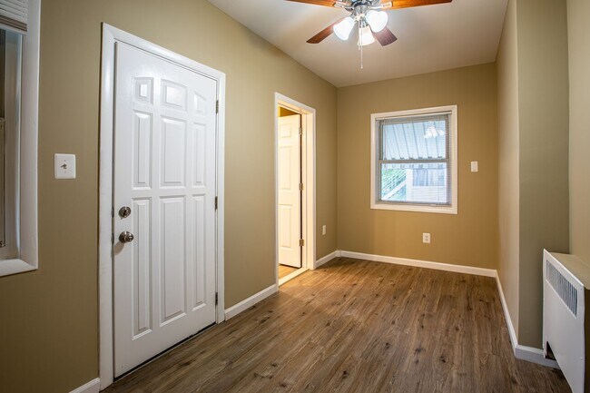 Building Photo - Charming 3 BR/3 BA Semi-Detached Home in F...