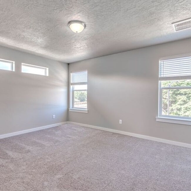 Building Photo - 4-Bedroom Townhome in West Boise