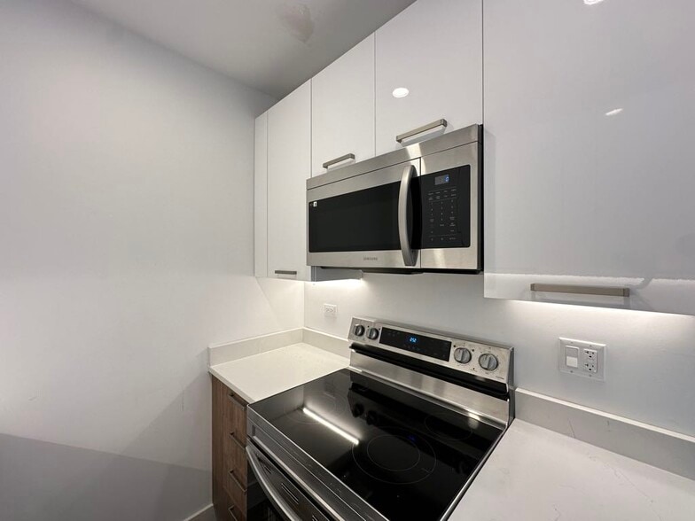 Building Photo - 941 W Carmen Ave