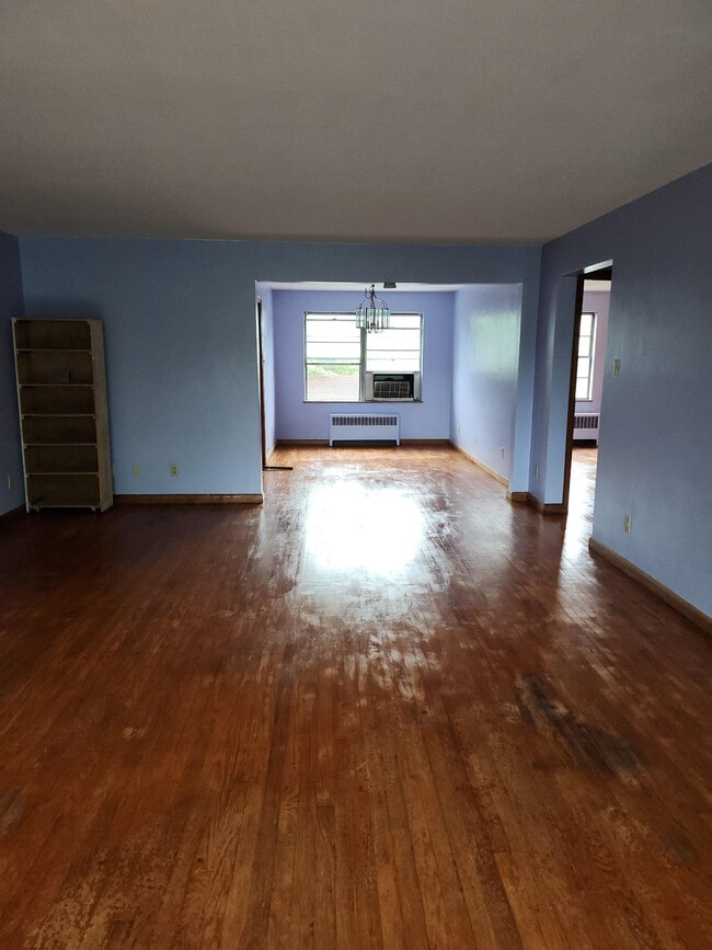 Building Photo - 2421 Riverside Dr