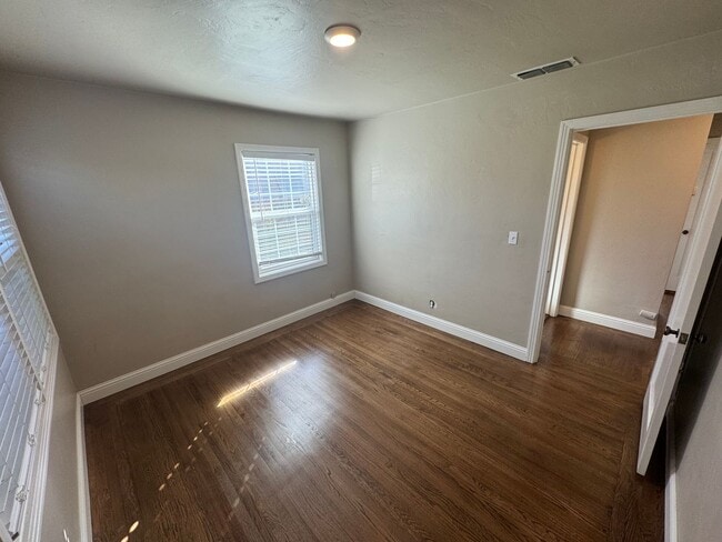 Building Photo - 2 bedroom | 1 bathroom | Tahoe Park single...