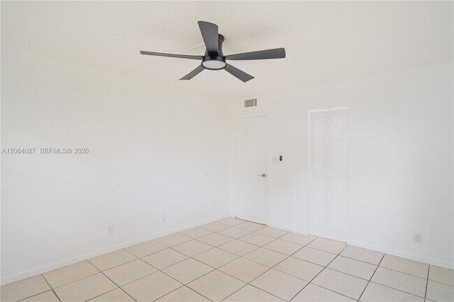 Building Photo - 2830 Riverside Dr
