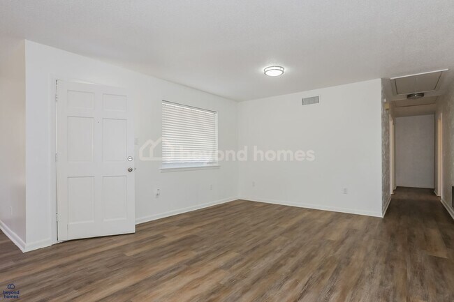 Building Photo - Charming Sherwood 3 BR Home with Fireplace & Big Yard