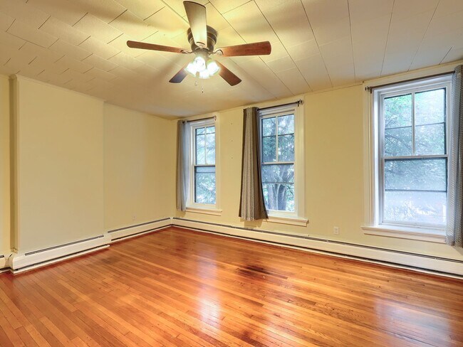 Building Photo - 211 Verbeke St