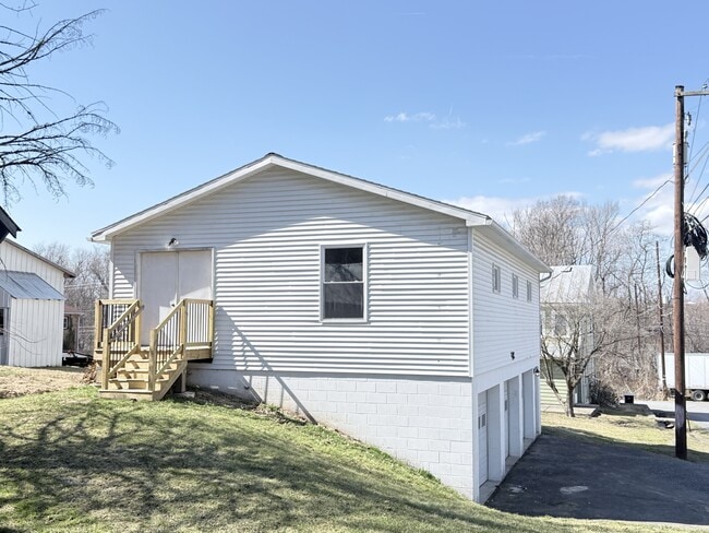 Building Photo - 272 River Rd