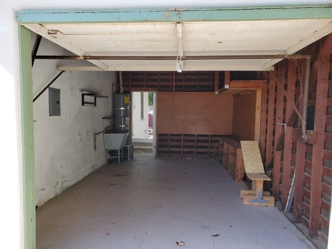 Building Photo - 3414 N Mountain View Dr