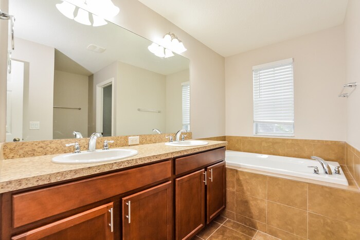 Building Photo - 3941 Heathcote Dr