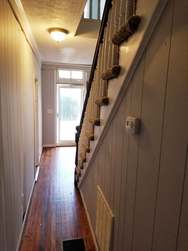Building Photo - Two Bedroom Two Story Townhome Close to th...