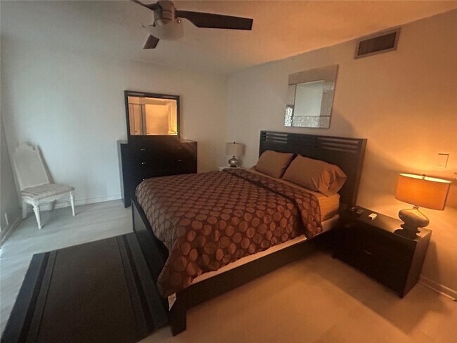 Building Photo - 1902 Bermuda Cir