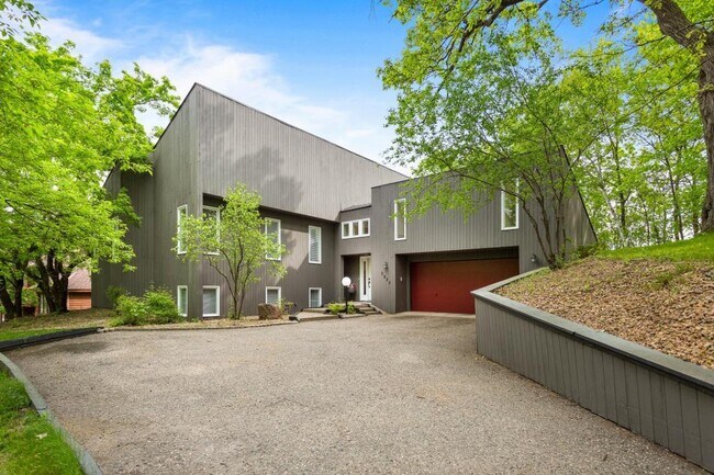 Building Photo - 2925 Minnehaha Curve