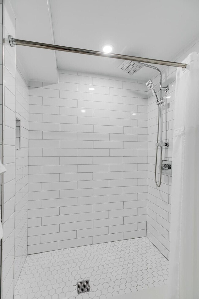 Building Photo - 150S S Independence Mall W