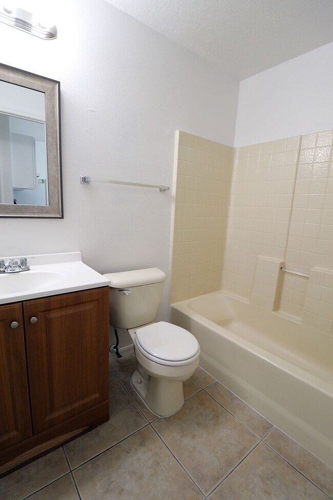 Building Photo - Corner of Curry Ford and Goldenrod 3 bedroom 2 baths and one car garage