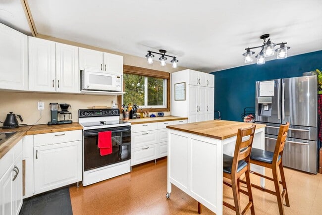 Building Photo - 4400 Valley Rd