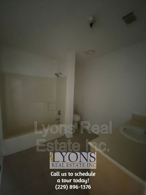 Building Photo - 1016 S Gordon Ave
