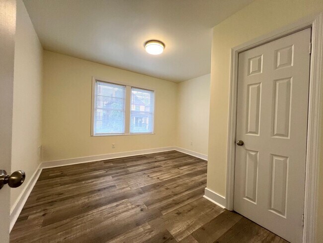 Building Photo - 3 / 4 Bedroom , 2 full Baths Apartment in ...