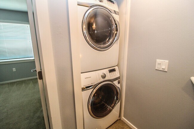 Building Photo - 2bed/2bath Lake Boren Townhome with greenbelt and lake views! Prime Newcastle Location.