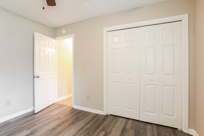 Building Photo - 1832 Northglen Cir