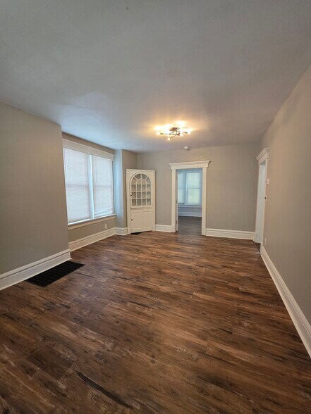 Living room - 220 E Oakland Ave
